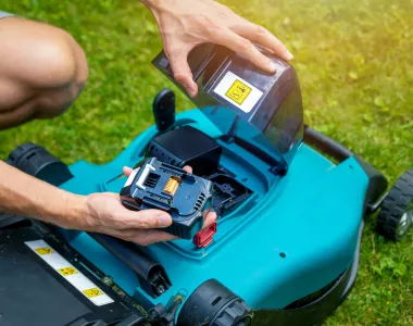 Comment préserver la batterie de sa tondeuse pendant l'hiver ?